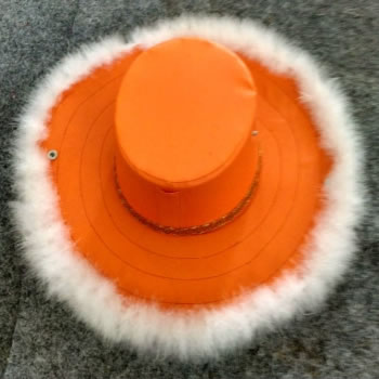 Topi colorguard orange bulu putih model koboy